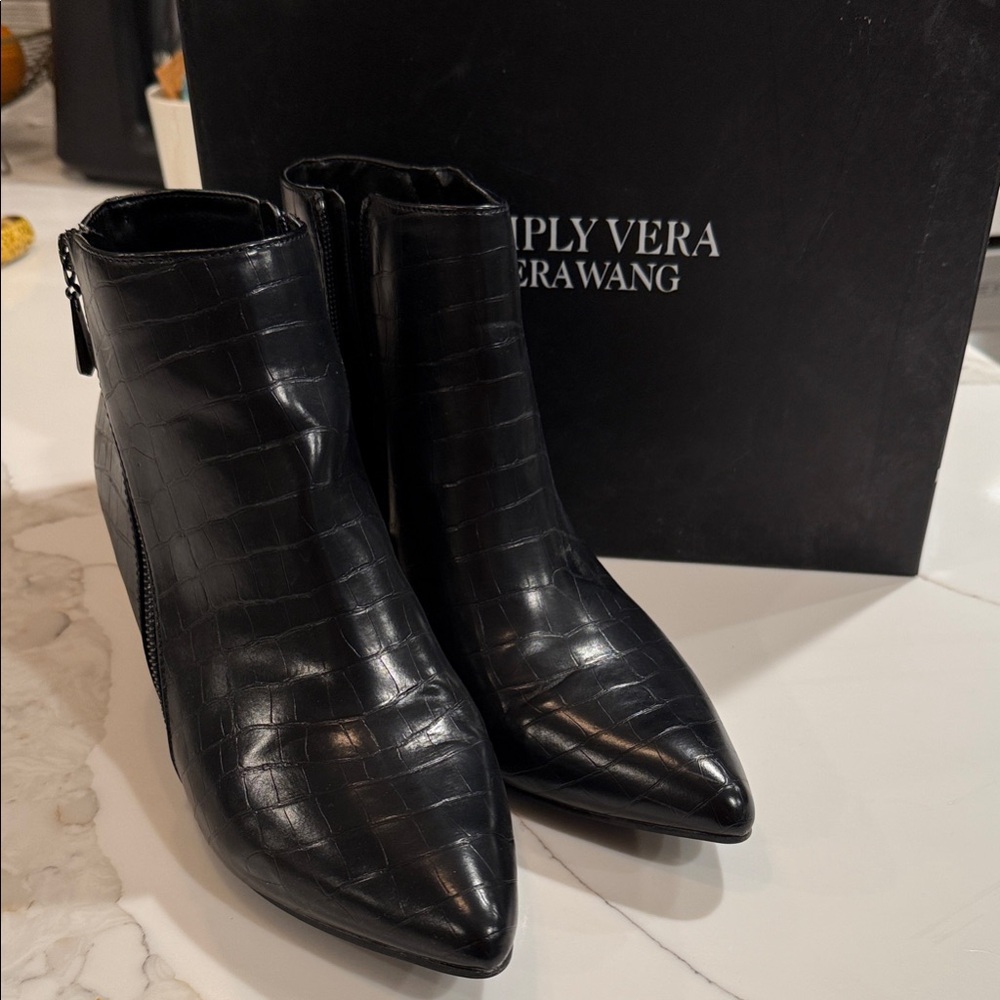 Vera Wang Black Textured Ankle Booties Size 10